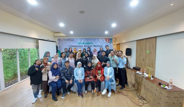 Rapat Kerja (Raker) Manajemen Universitas Anwar Medika